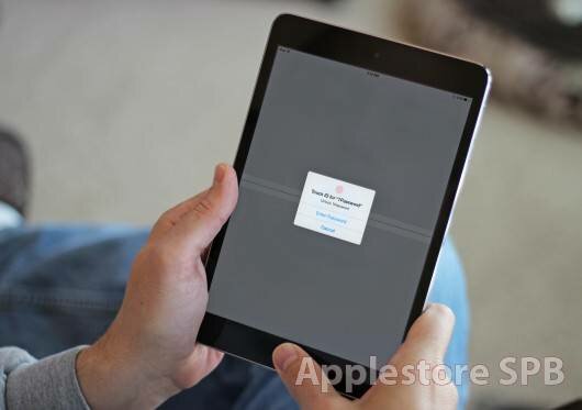 iPad mini 128gb в руках